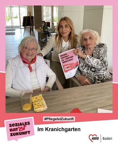 Bewohnerinnen im AWO-Seniorenzentrum Im Kranichgarten zeigen Plakat "Pflege digita? Ja- für den Menschen"